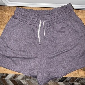 Vuori Boxy Short in Lavender Heather